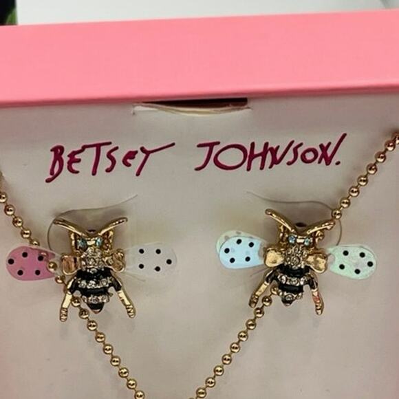 Betsey Johnson Gold Tone Rhinestone Daisy Pendant Necklace Bee Stud
Earrings New - Picture 4 of 6